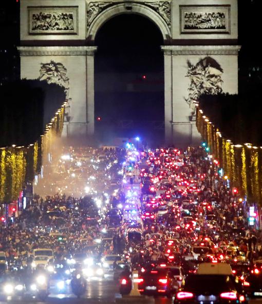 Sin mascarilla ni distancia social, la vergonzosa celebración de los ultras del PSG