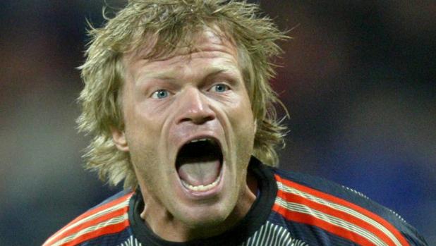 Kahn se aplica en defender a Neuer