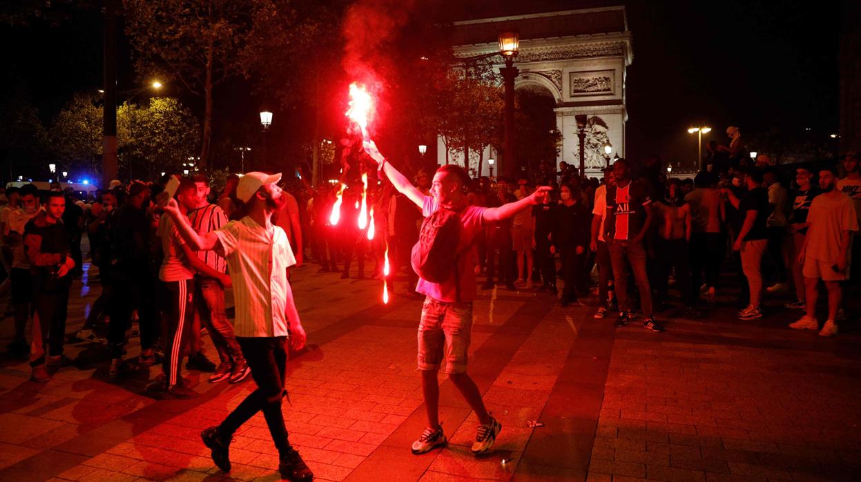 Sin mascarilla ni distancia social, la vergonzosa celebración de los ultras del PSG