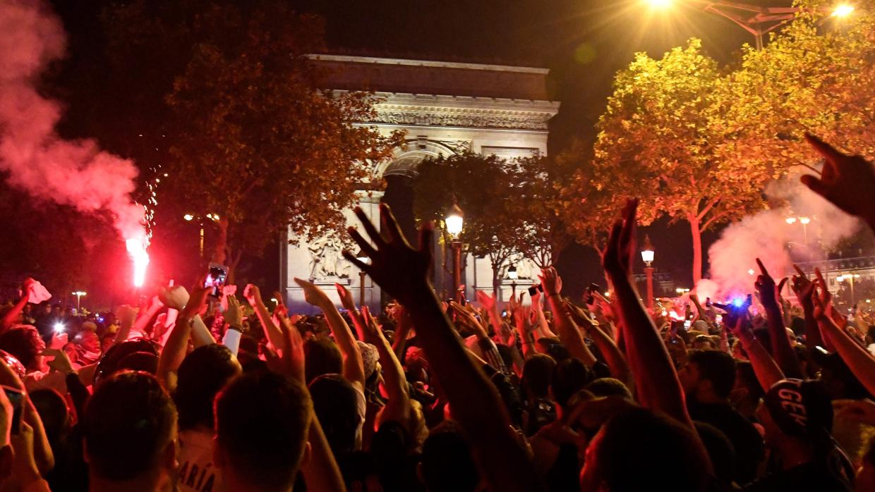 Imagen de los Campos Elíseos de París, con el Arco del Triunfo al fondo