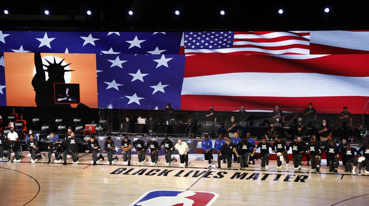 Los jugadores, arrodillados durante el himno americano