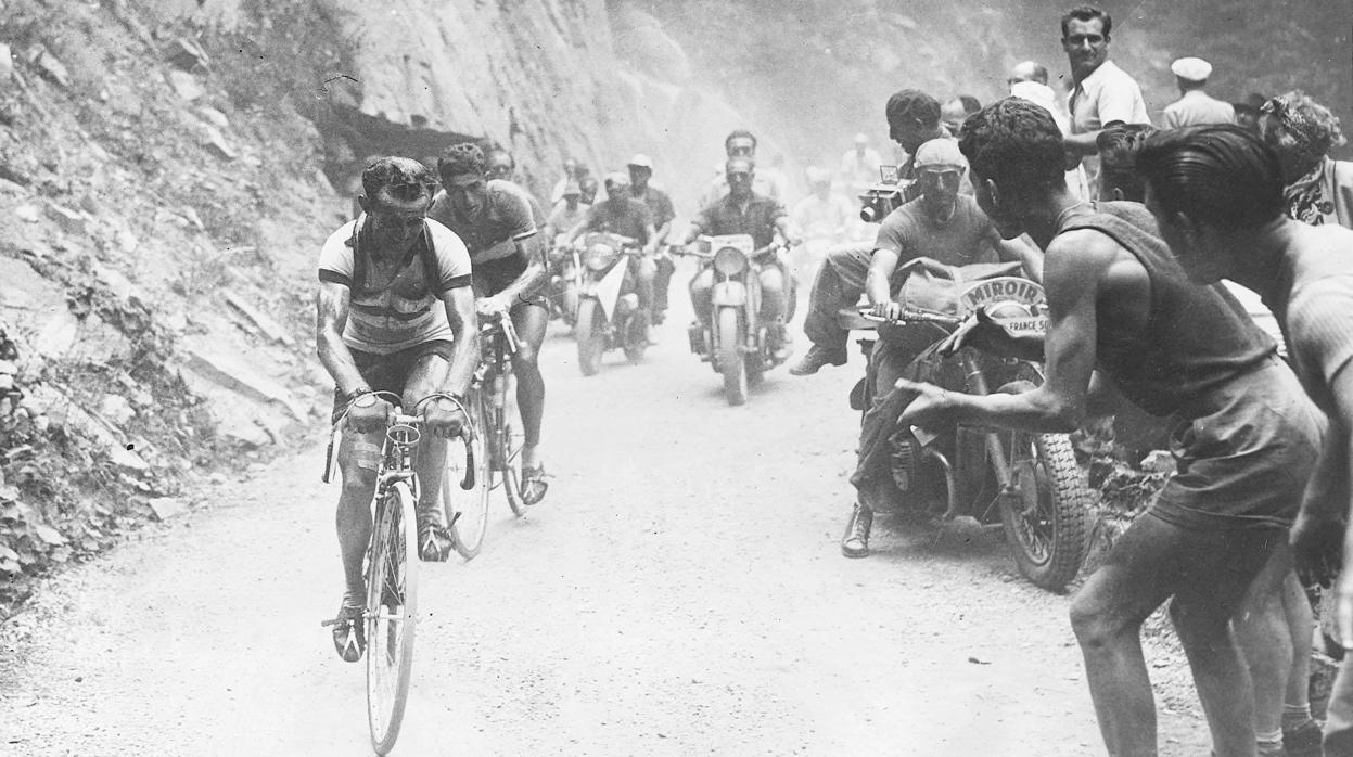 Jean Robic, campeón del Tour de 1947, durante una etapa de la ronda gala