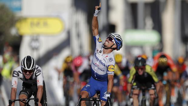 Alaphilippe gana y se viste de amarillo