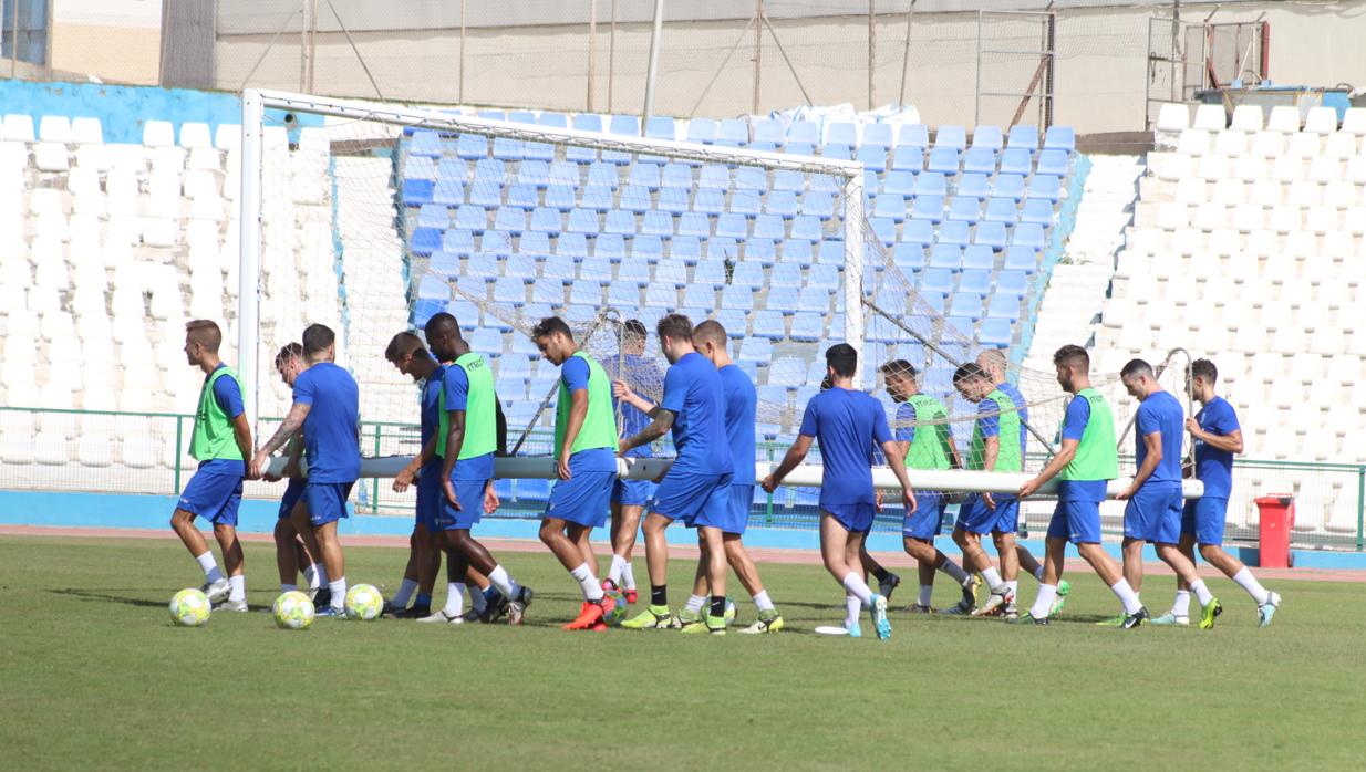 Los jugadores del Melilla, el equipo que más temporadas lleva en Segunda B, en un entrenamiento