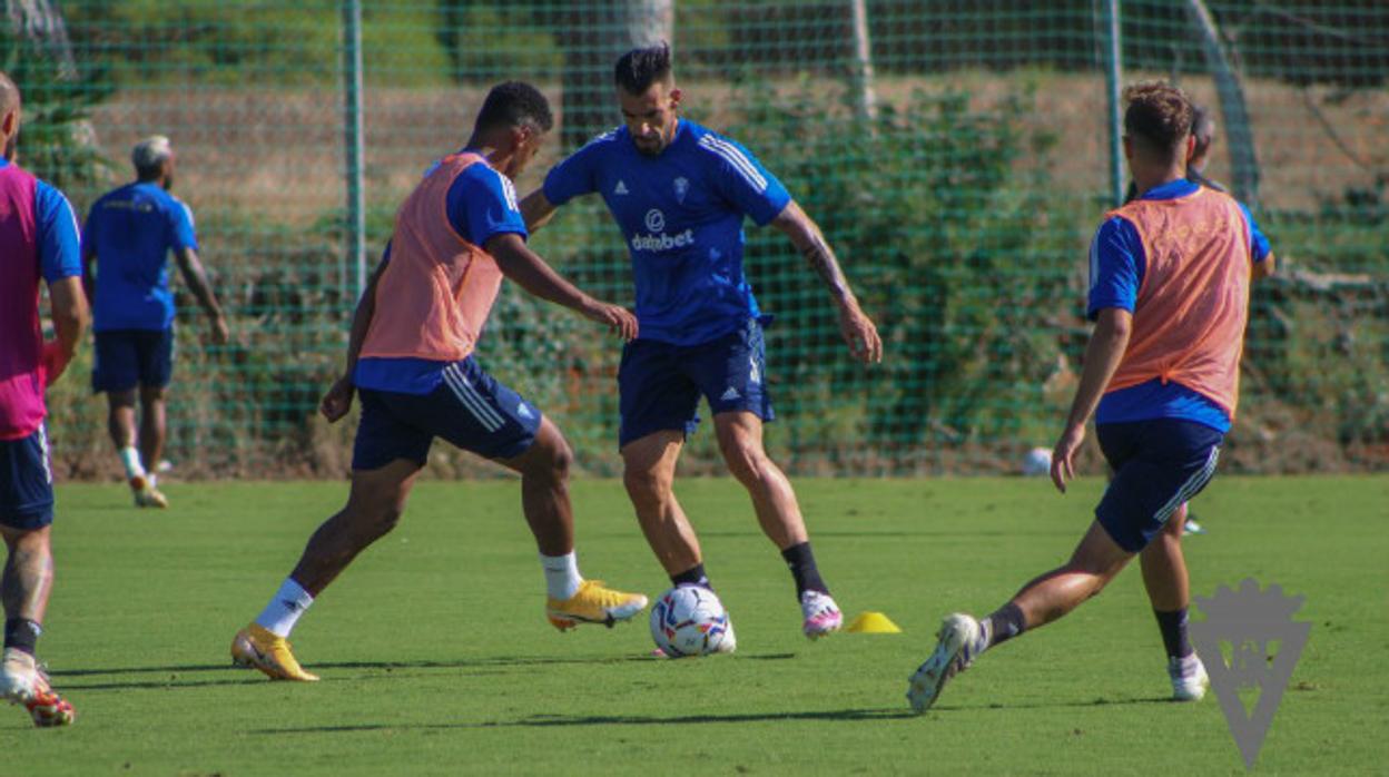 Jugadores del Cádiz CF en un entrenamiento.