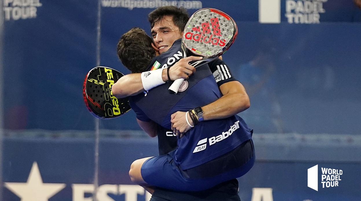 Juan Lebrón se abraza a Álex Galán tras el triunfo en semifinales.