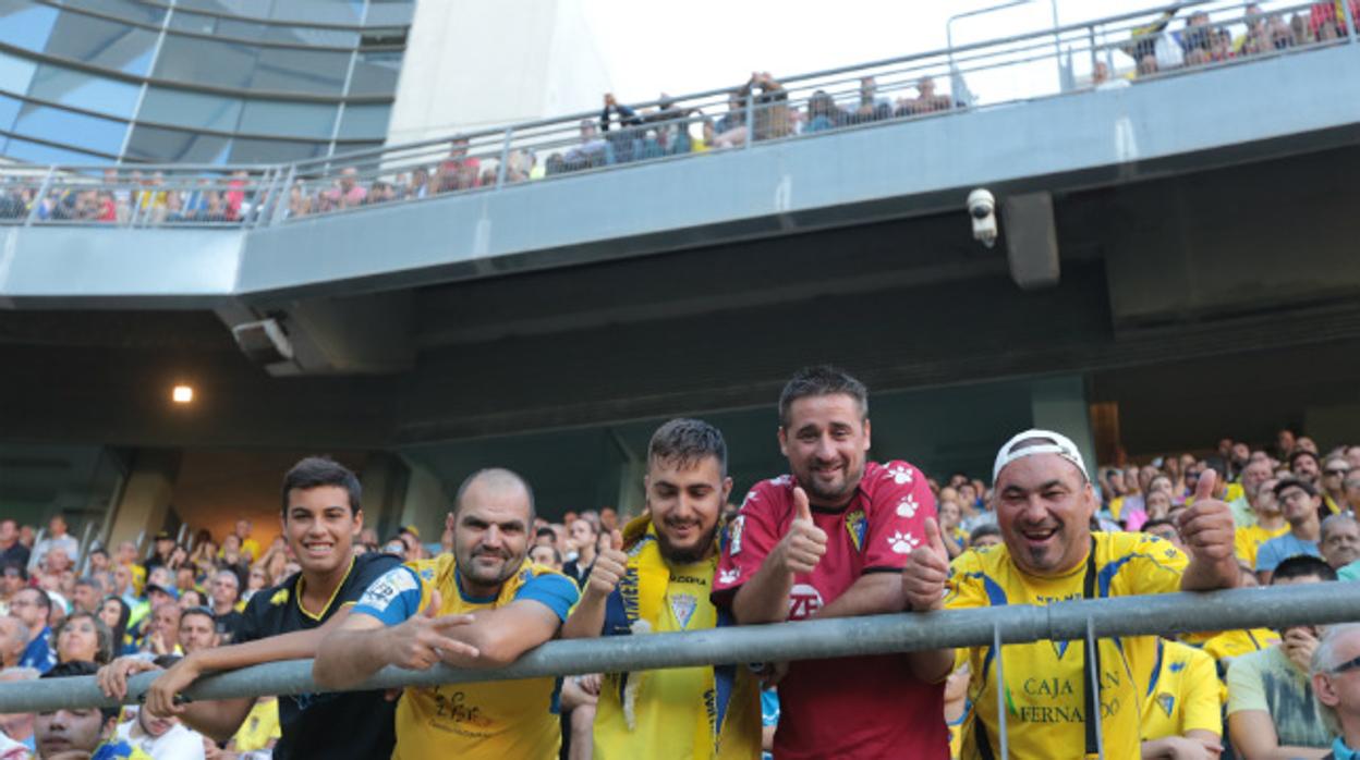 Aficionados del Cádiz CF en la grada de Fondo Norte del Estadio Ramón de Carranza.