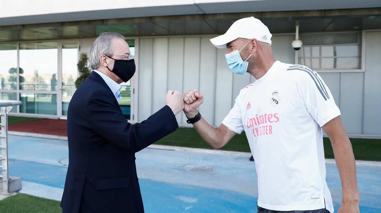 Florentino Pérez y Zinedine Zidane se saludan en Valdebebas