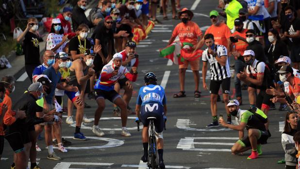 La imagen del Tour que avergüenza al mundo y desafía al coronavirus