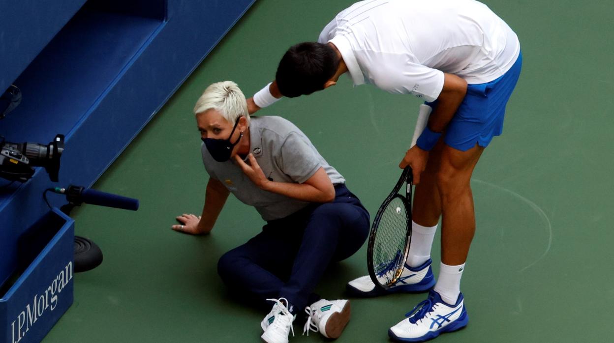 Djokovic se interesa por la juez tras el pelotazo