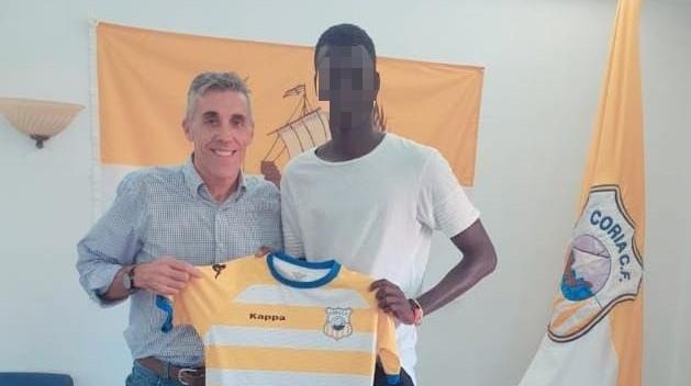 Francis Muñoz, director deportivo del Coria, posa con Cheikh el día de su presentación