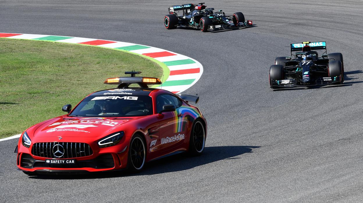 Bottas y Hamilton siguen al coche de seguridad