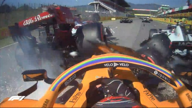El coche de seguridad provoca un accidente múltiple y arruina la carrera de Carlos Sainz