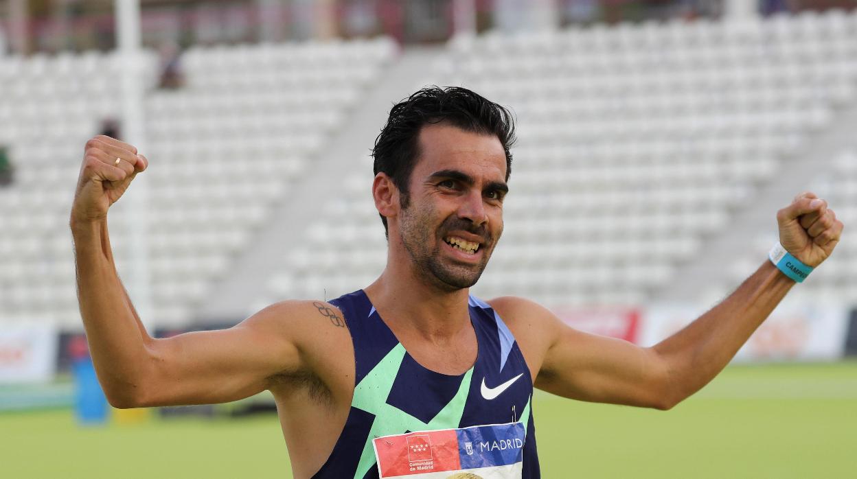 El sevillano Kevin López celebra al término de la carrera su título en el 1.500