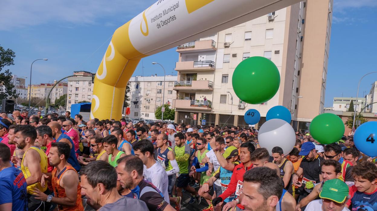 Salida de una de las carreras populares de Sevilla en su última edición