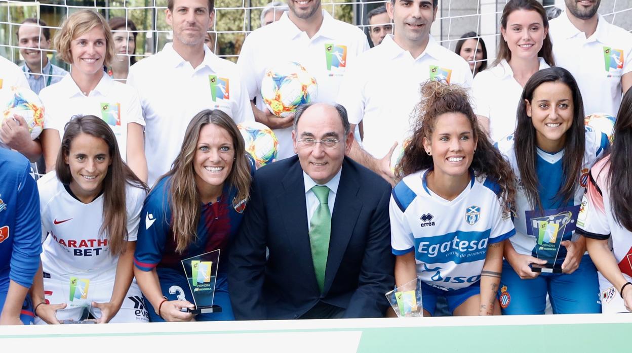 Ignacio Galán, presidente de Iberdrola, con un grupo de jugadores de la Primera Iberdrola