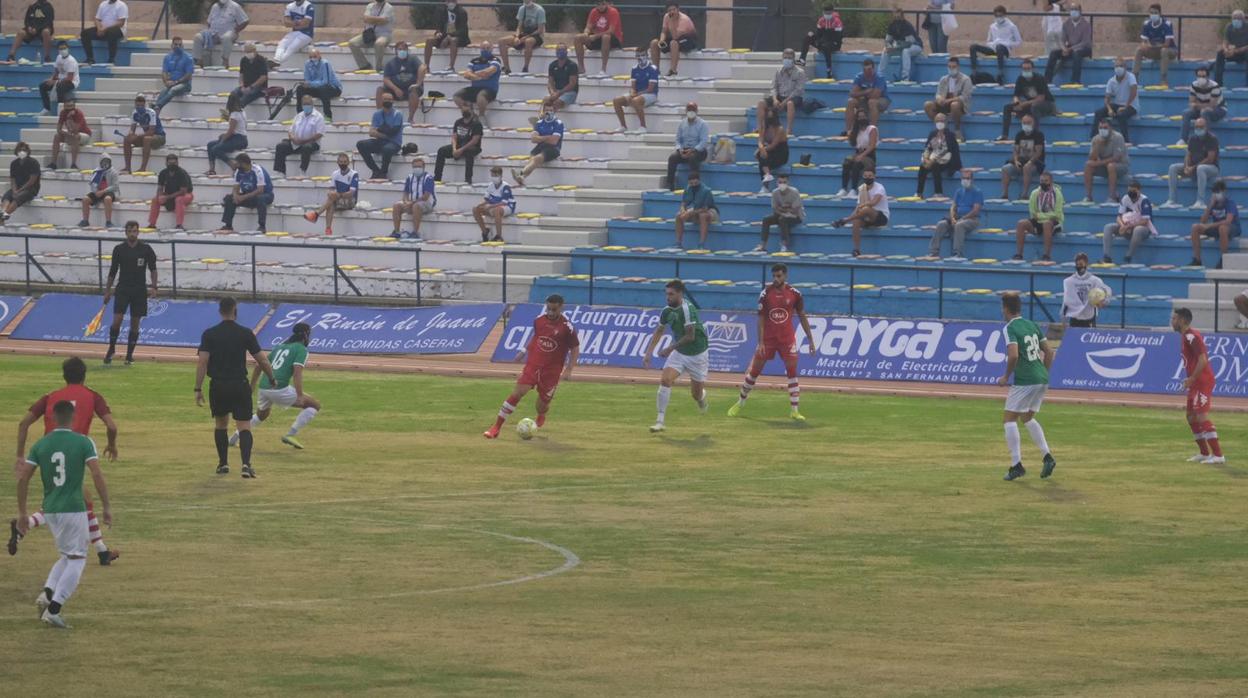 Partido disputado este jueves entre San Fernando y Córdoba en el estadio Iberoamericano de Bahía Sur.