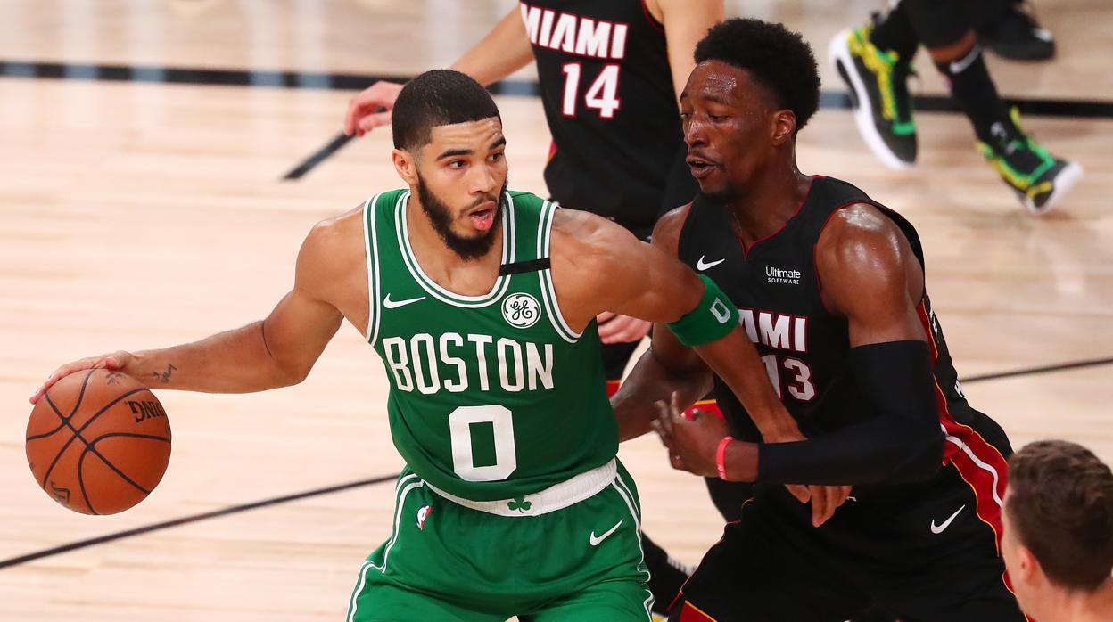 Brown y Tatum imponen su clase y dan el primer triunfo a los Celtics