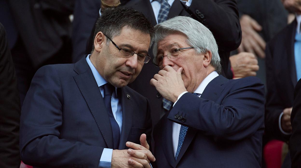 Bartomeu y Cerezo durante un partido entre el Barcelona y el Atlético