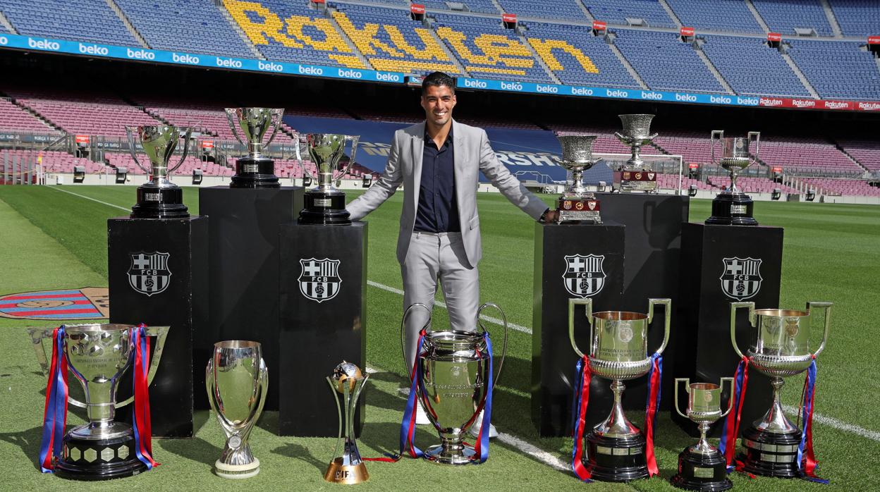 Luis Suárez posa con todos los títulos que ha ganado en el Barcelona