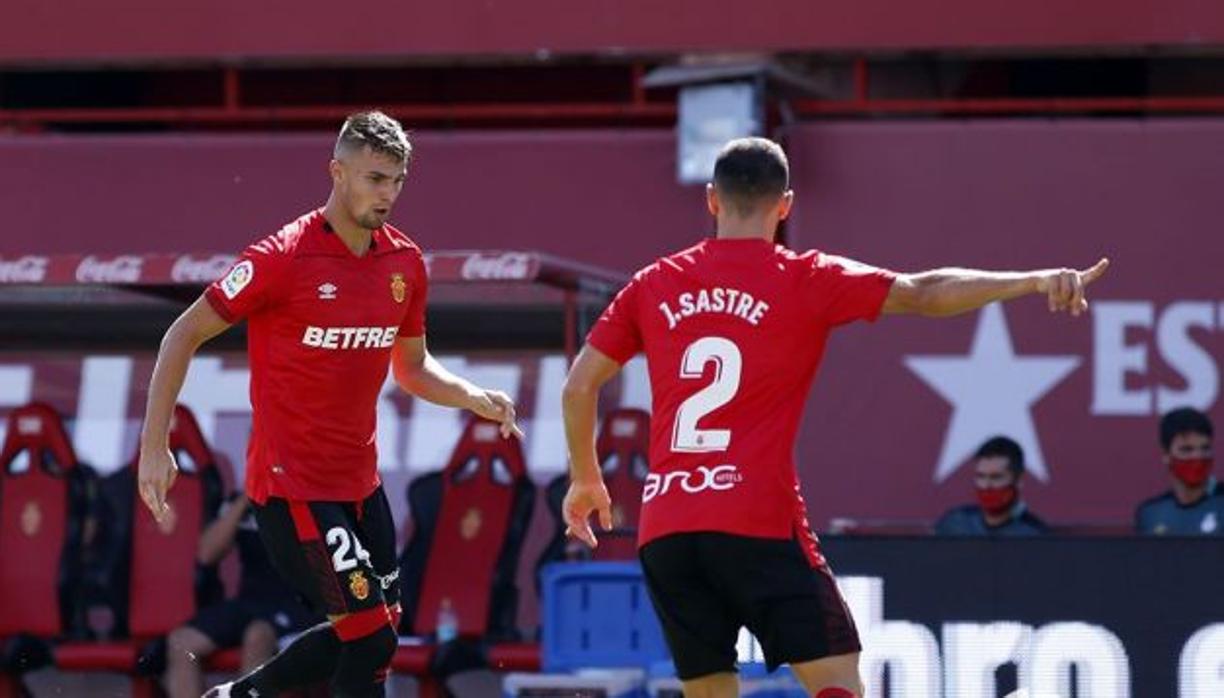 El Mallorca sufre para ganar a un Sabadell que terminó con diez