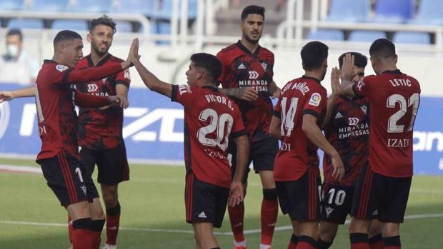 Un diezmado Tenerife capitula ante un soberbio Mirandés