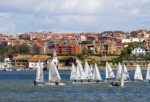 Diversión y buen viento en el Abra en el Trofeo José Luis de Ugarte