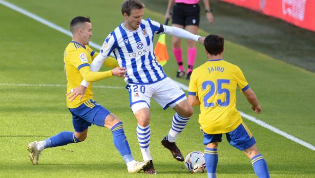 Una Real Sociedad brillante mantiene el liderato en Cádiz