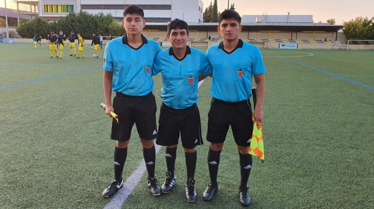 El árbitro Francisco Huamán, Tenorio, en el centro, junto a sus hijos José y Gonzalo