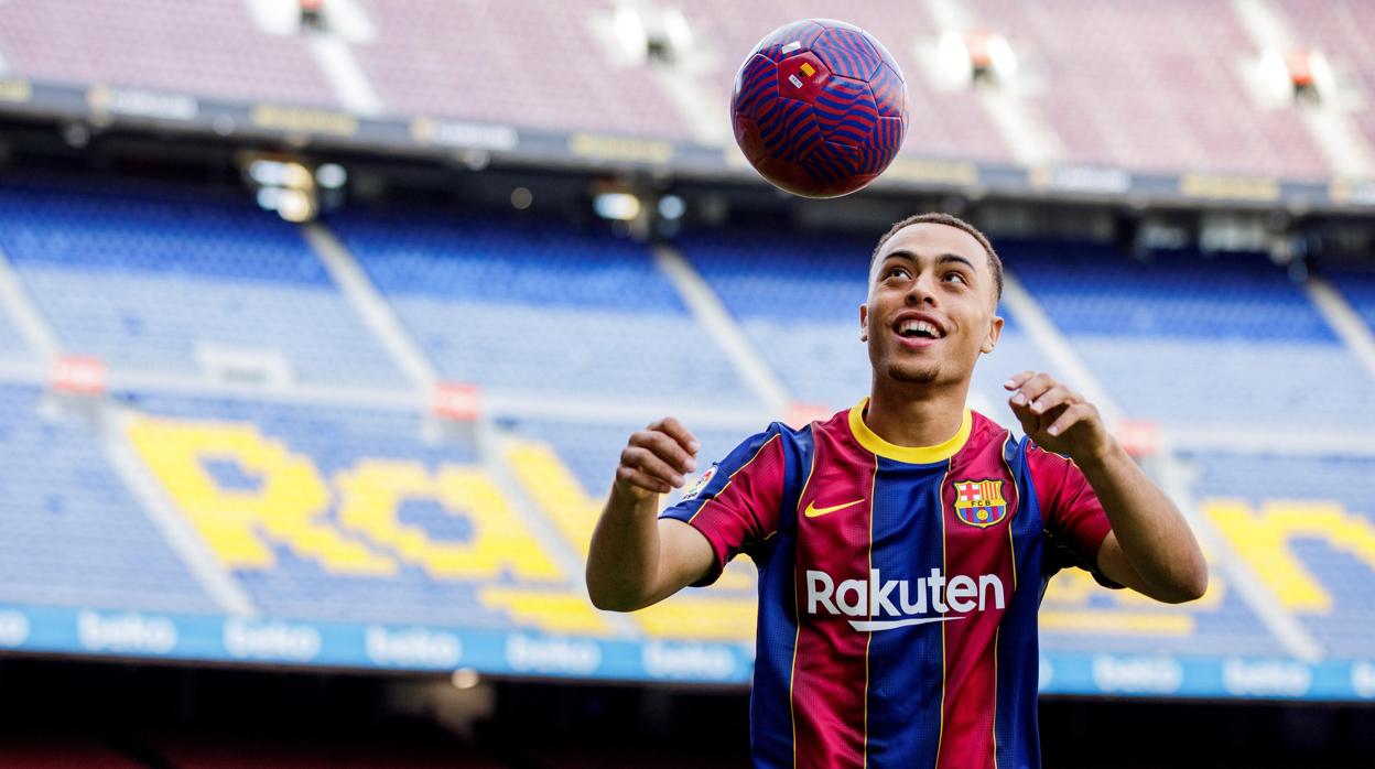 Sergiño Dest, con al camiseta del Barcelona en el Camp Nou