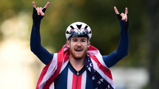 Simmons, celebra un triunfo durante una carrera