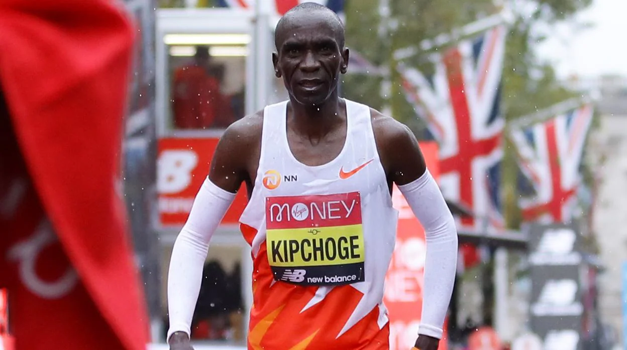 El frío y la lluvia revientan a Kipchoge en el maratón de Londres