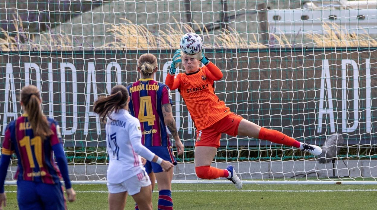 Sandra Paños ataja un balón