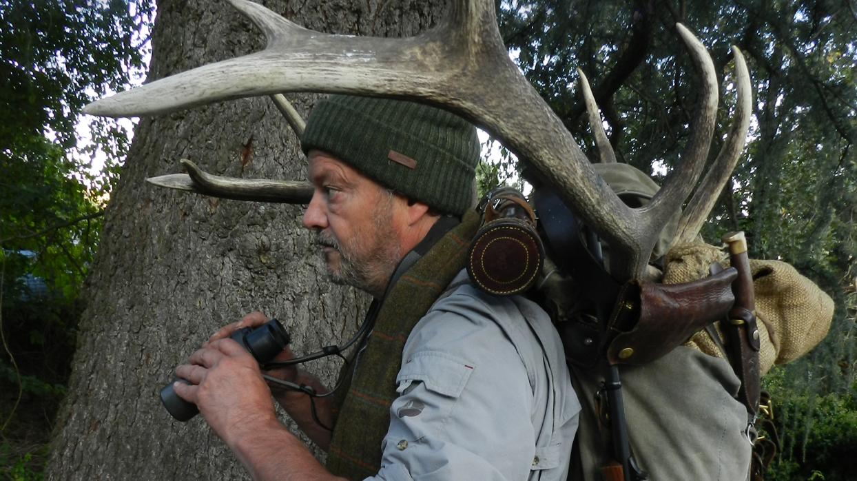 El ciervo que sirvió para colocar la cámara. Quitando la piel y el maxilar se aligera peso; aunque, con treinta kilos de carne más los aperos, acarrearla a través de kilómetros de monte sigue siendo una dura tarea