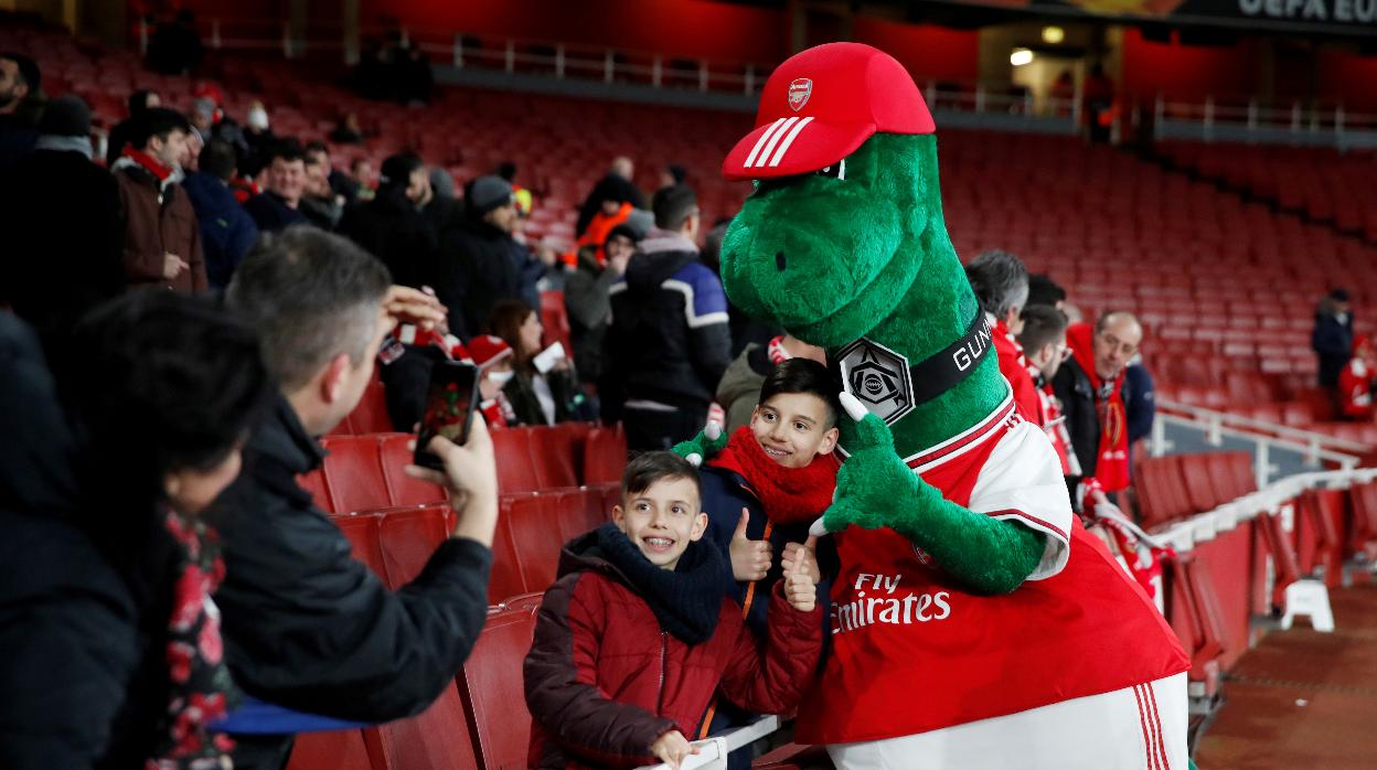 Gunnersaurus, mascota del Arsenal, durante un partido