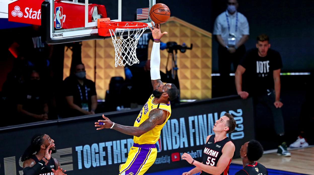 James y Davis ponen a los Lakers a un triunfo del título de campeones