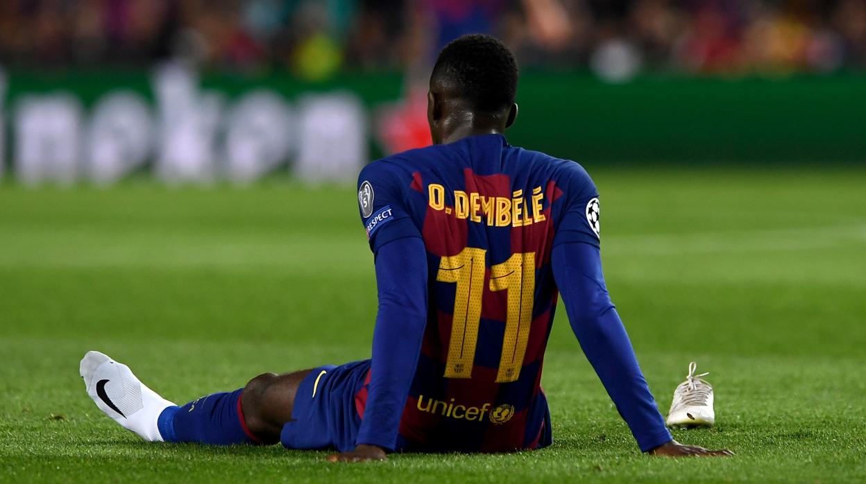 Ousmane Dembéle se duele en el suelo tras sufrir una de sus últimas lesiones