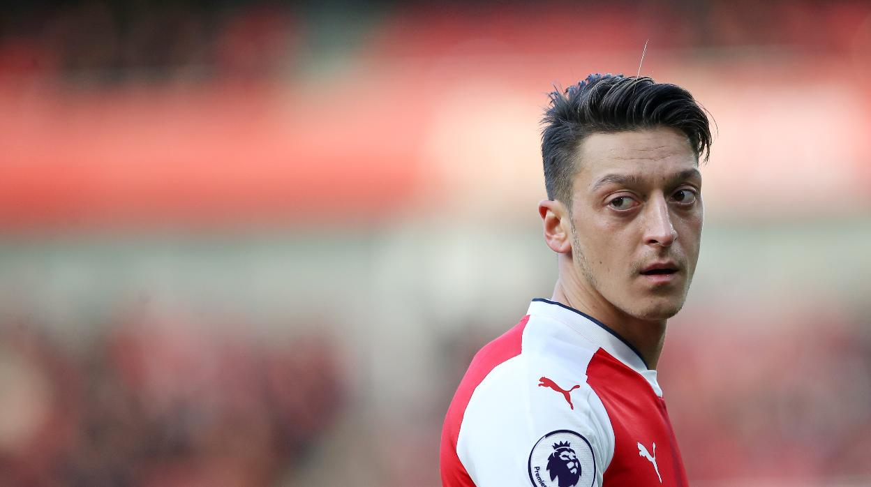 Özil se queda fuera de la lista del Arsenal para la Europa League