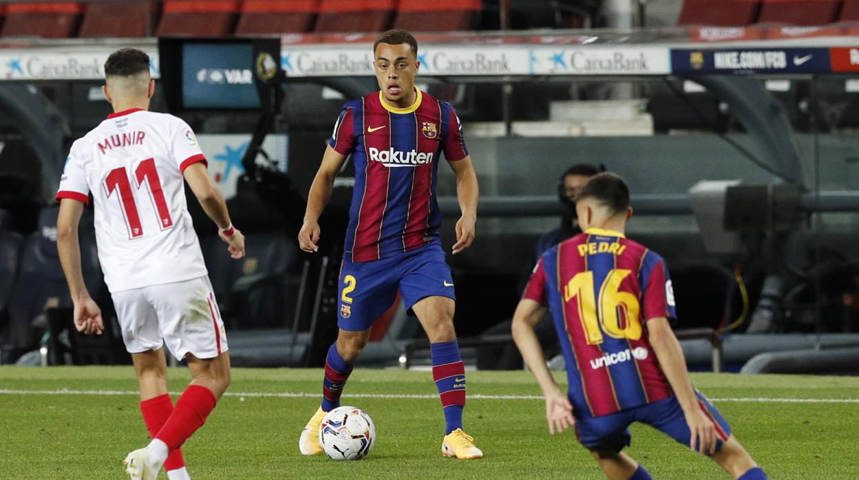 El lateral estadounidense Sergiño Dest, en su debut con el Barcelona