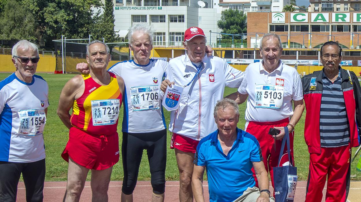 Un grupo de atletas veteranos durante la última gran competición Máster celebrada en Andalucía, el Mundial de Málaga 2018