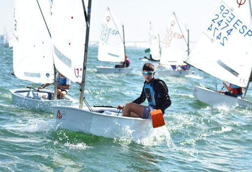 Patricia Báñez y José Cuellar, líderes del Trofeo de la Hispanidad de Optimist