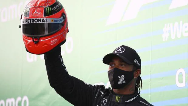 Lewis Hamilton recibió el casco de Schumacher de manos de su hijo Mick