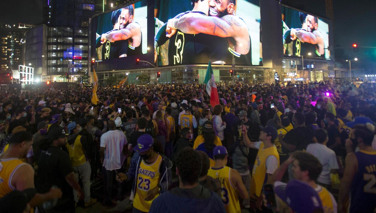 LOs aficionados de los Lakers se echaron a la calle
