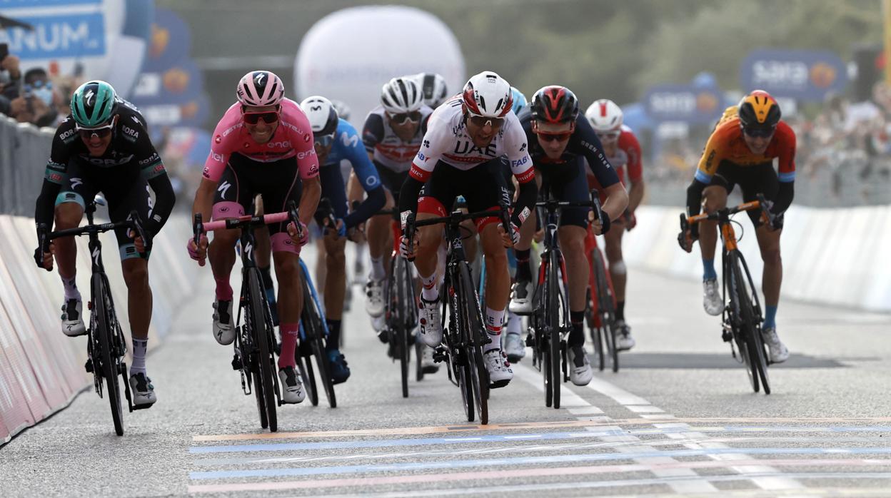 Llegada al sprint de la decimotercera etapa del Giro