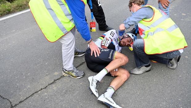 El tremendo accidente de Alaphilippe contra una moto