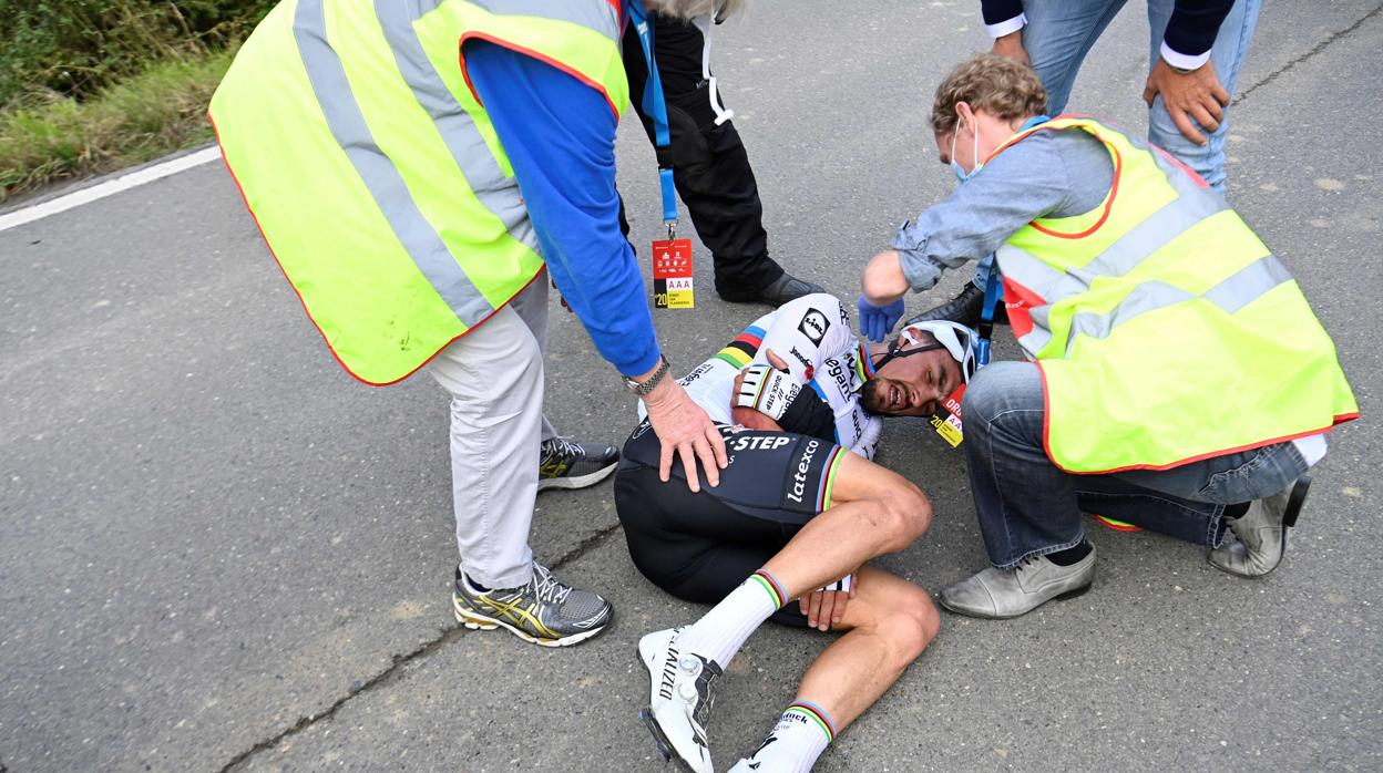 El tremendo accidente de Alaphilippe contra una moto