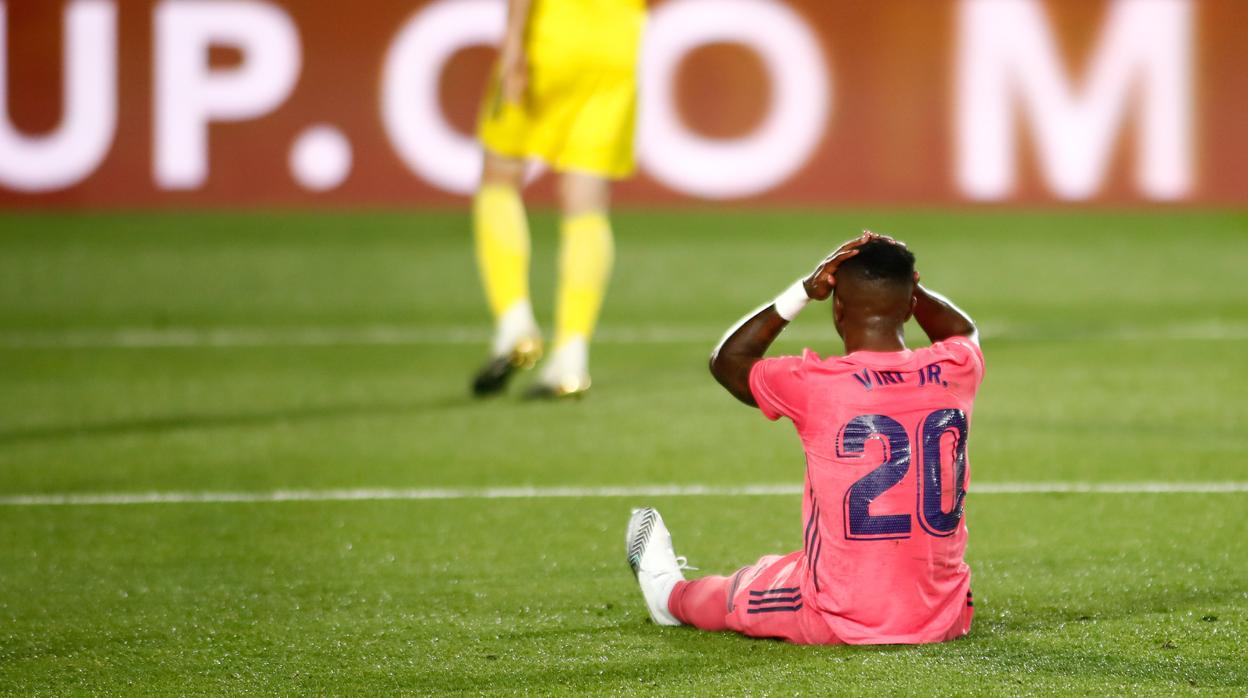 Vinicius lamenta una ocasión perdida durante el partido contra el Cádiz