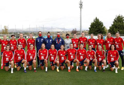 La Selección Femenina, con Vilda en el centro de la imagen, en Las Rozas