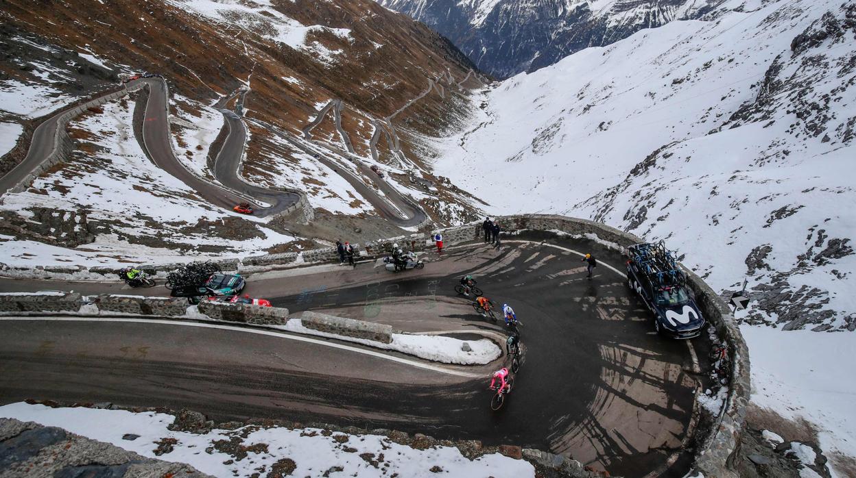 El Stelvio hunde al líder Almeida