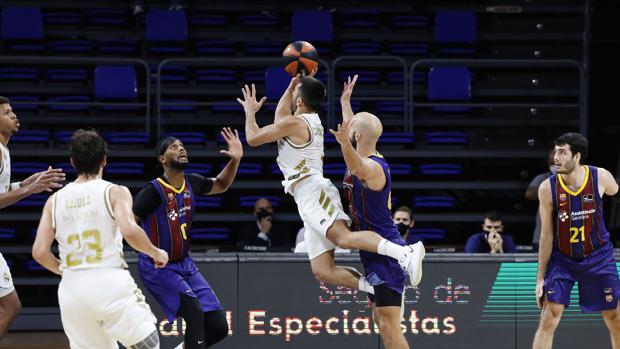 Barcelona - Real Madrid, el clásico llega envuelto en dudas